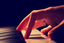 678体育：[NBA]东契奇中投偏出 詹姆斯篮下飞身补扣.